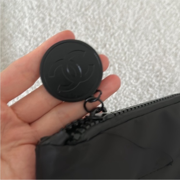 CHANEL Sleek Black Zippered Pouch - Picture 3 of 4